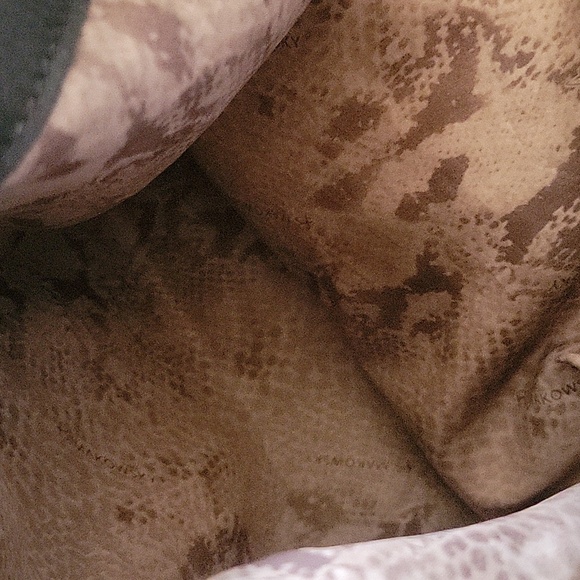 Black Women's Leather Tote Shoulder Bag - Picture 10 of 12